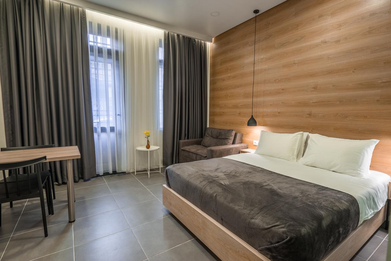 8 Rooms Apartotel On Meidan Tbilisi Exterior photo
