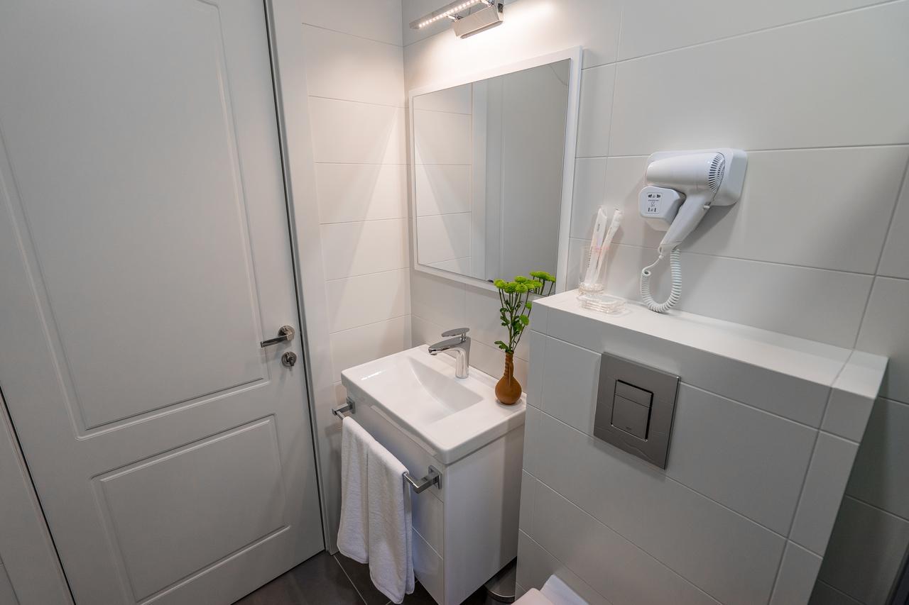 8 Rooms Apartotel On Meidan Tbilisi Exterior photo