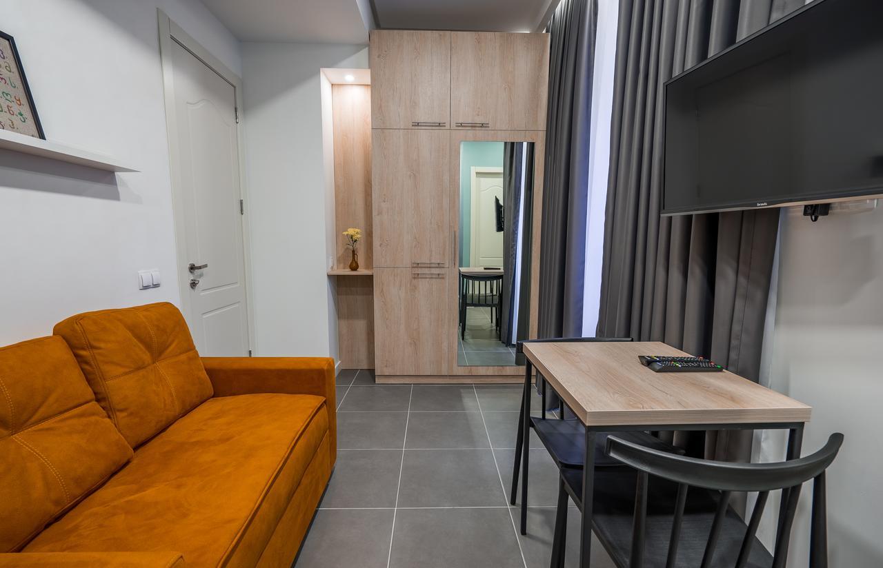 8 Rooms Apartotel On Meidan Tbilisi Exterior photo