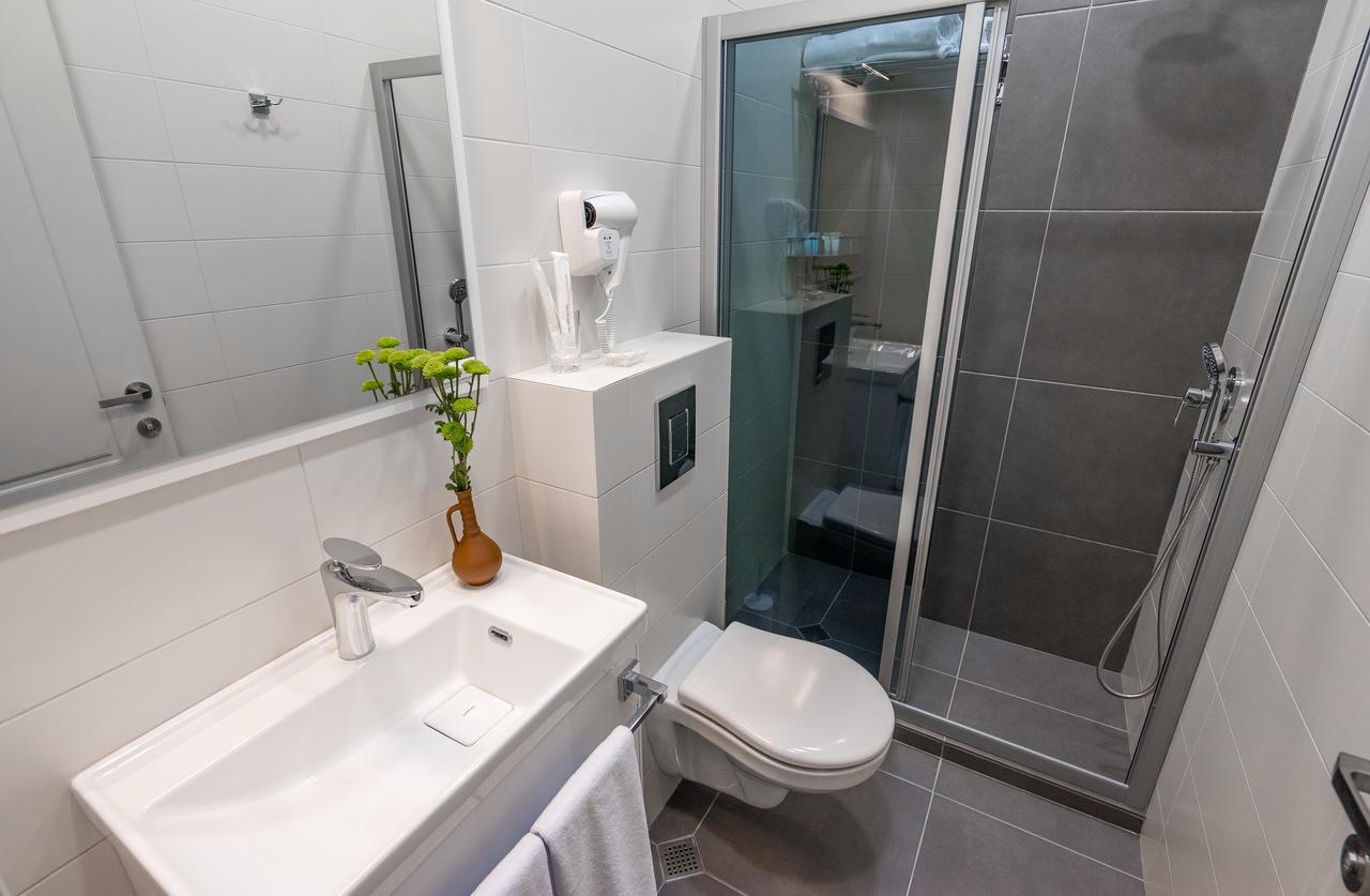 8 Rooms Apartotel On Meidan Tbilisi Exterior photo