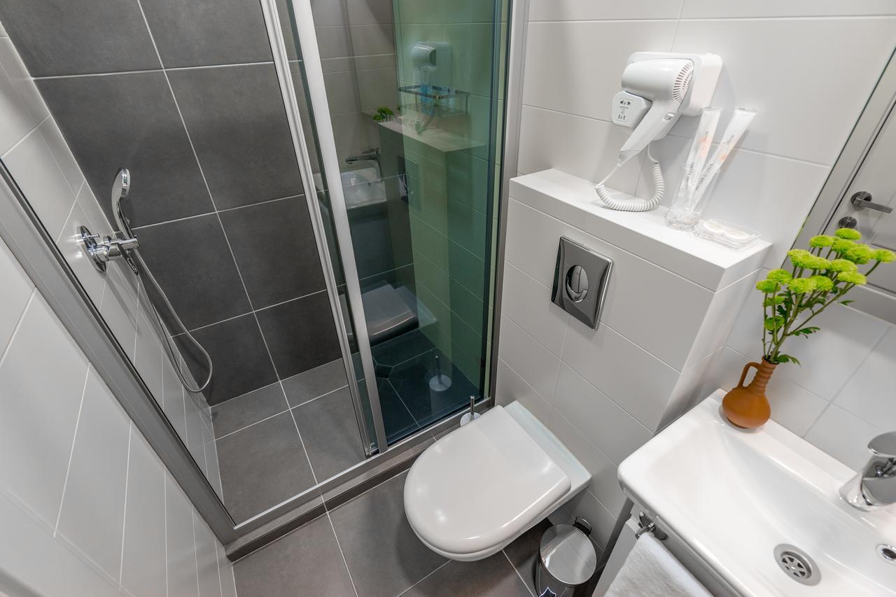 8 Rooms Apartotel On Meidan Tbilisi Exterior photo