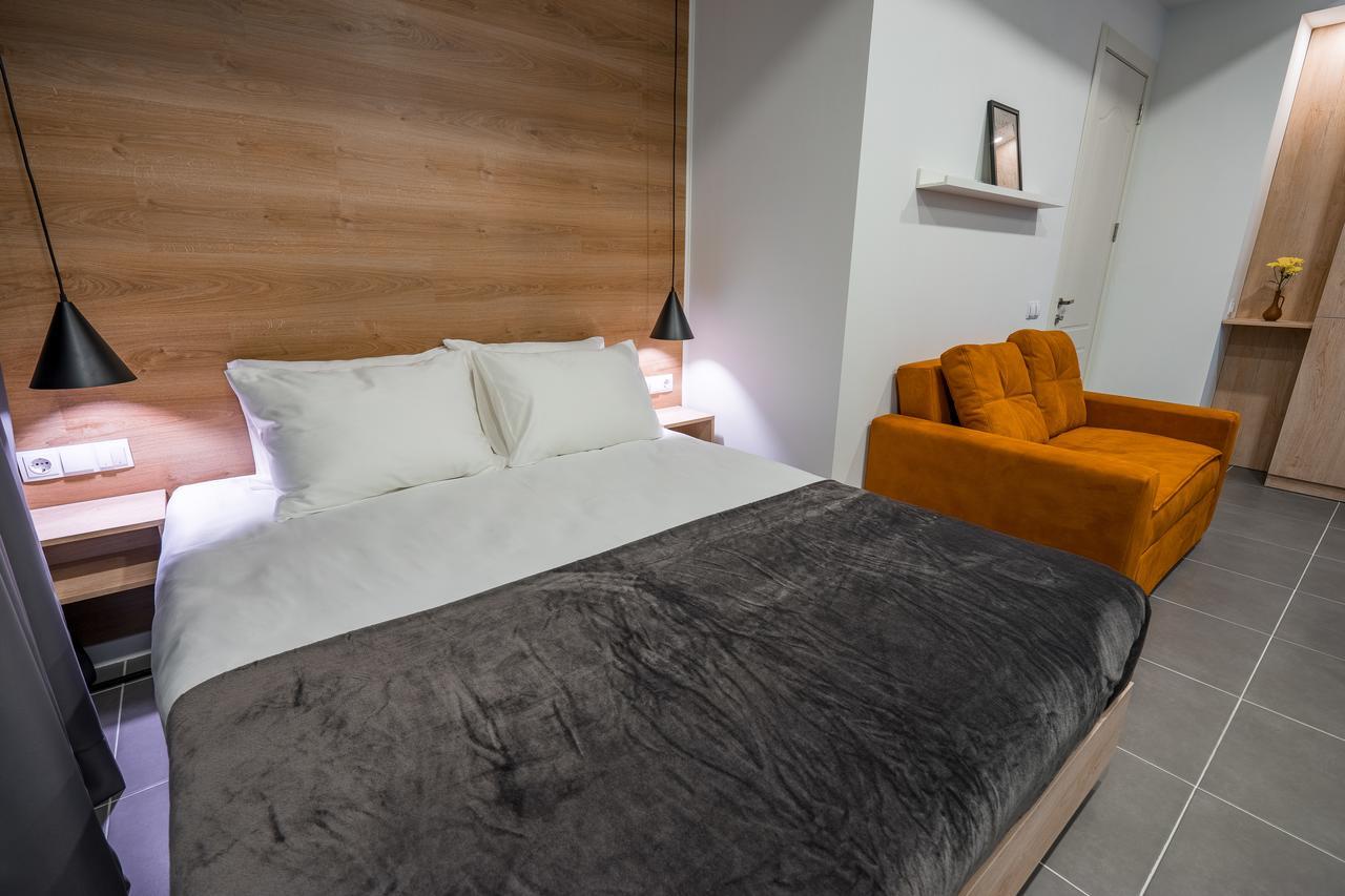 8 Rooms Apartotel On Meidan Tbilisi Exterior photo