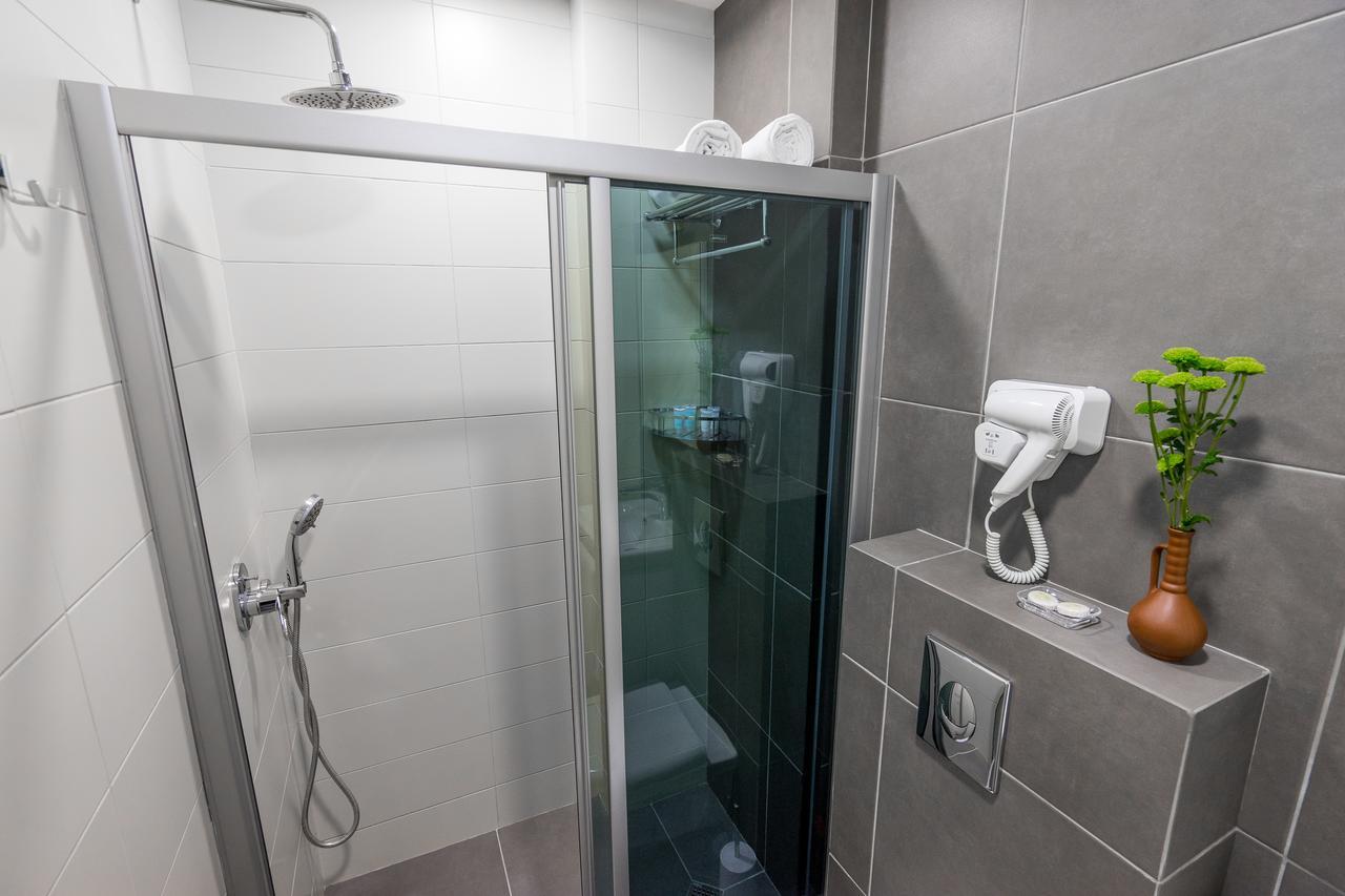 8 Rooms Apartotel On Meidan Tbilisi Exterior photo