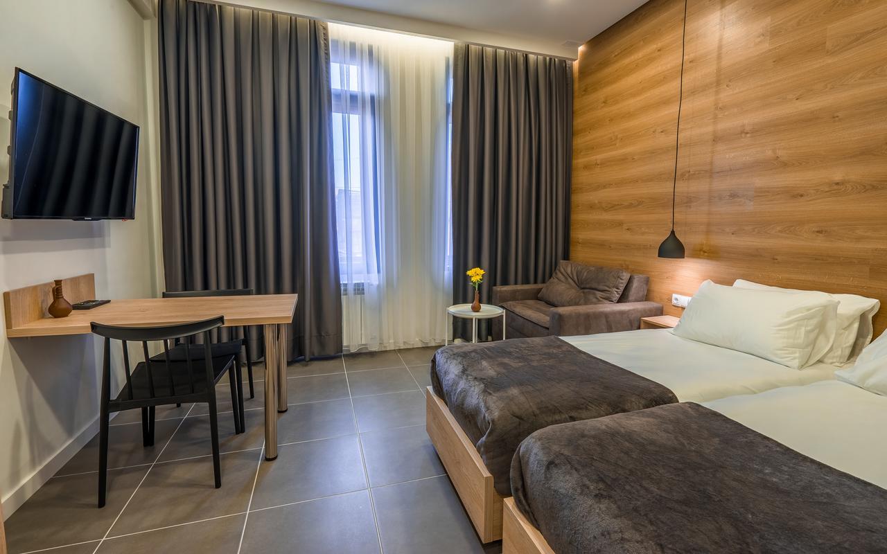 8 Rooms Apartotel On Meidan Tbilisi Exterior photo