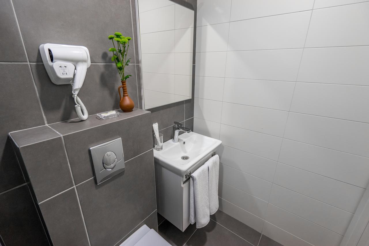 8 Rooms Apartotel On Meidan Tbilisi Exterior photo