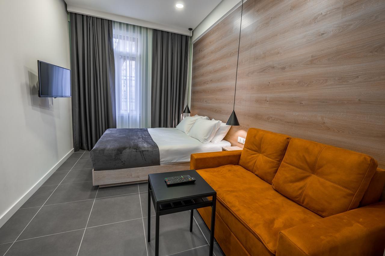 8 Rooms Apartotel On Meidan Tbilisi Exterior photo