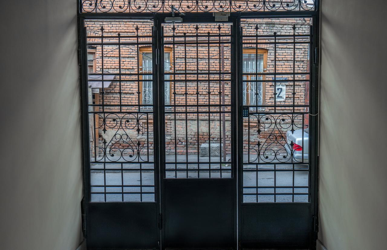 8 Rooms Apartotel On Meidan Tbilisi Exterior photo