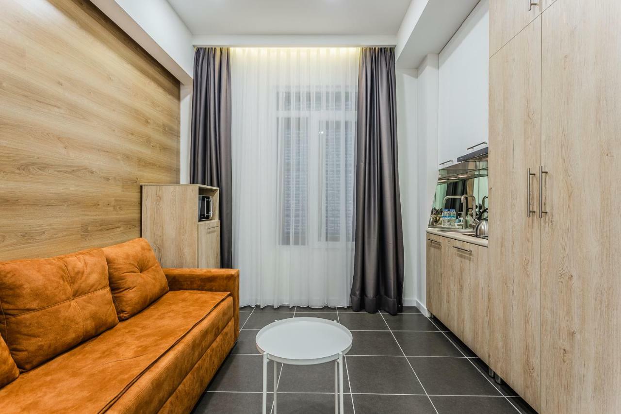 8 Rooms Apartotel On Meidan Tbilisi Exterior photo