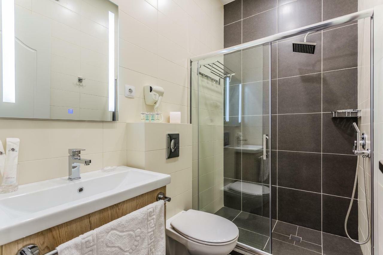 8 Rooms Apartotel On Meidan Tbilisi Exterior photo