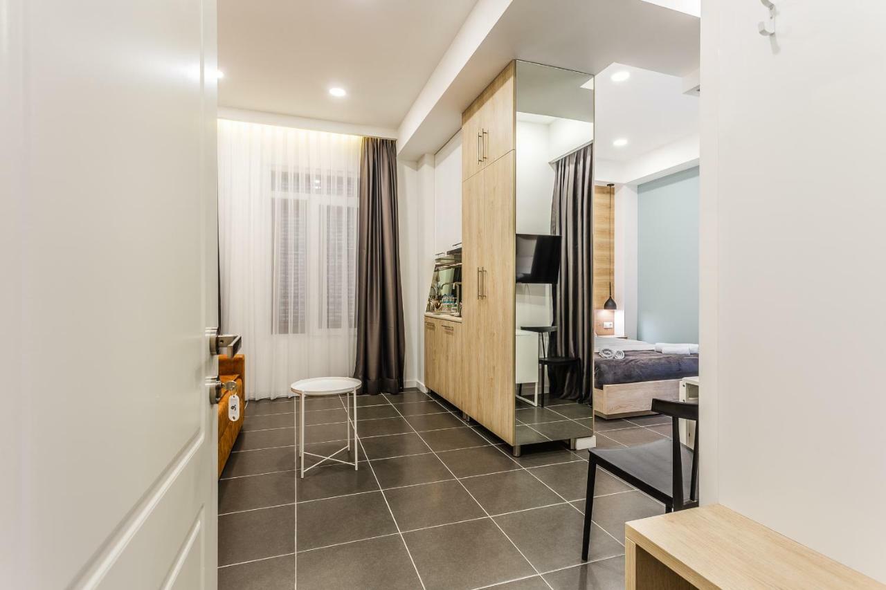 8 Rooms Apartotel On Meidan Tbilisi Exterior photo