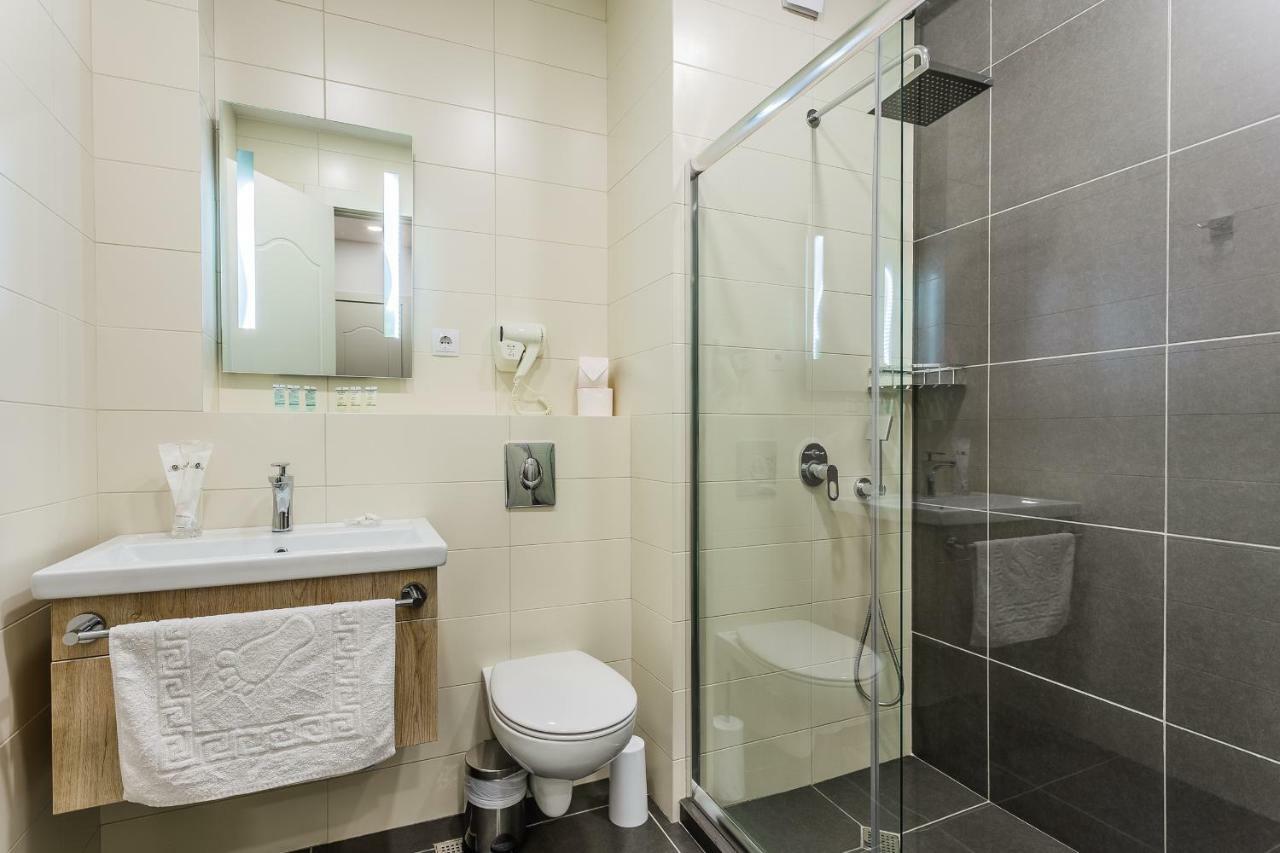 8 Rooms Apartotel On Meidan Tbilisi Exterior photo